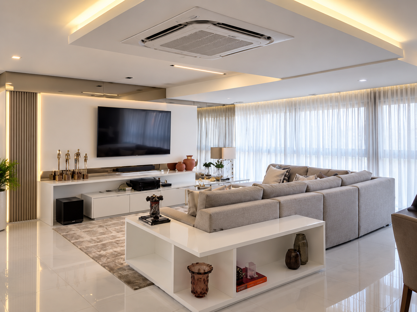 Sala com painel de TV branco executado por medida